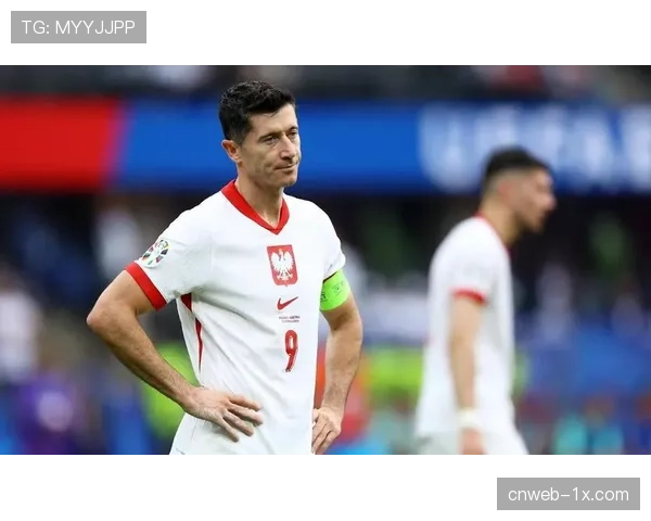 特写:终场哨响,莱万与哈维在场边长时间交谈 特写:终场哨响,莱万与哈维在场边长时间交谈